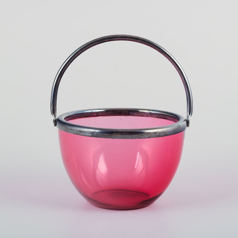 Dansk sukkerskål i rødt håndlavet glas.
Sølvplet montering.