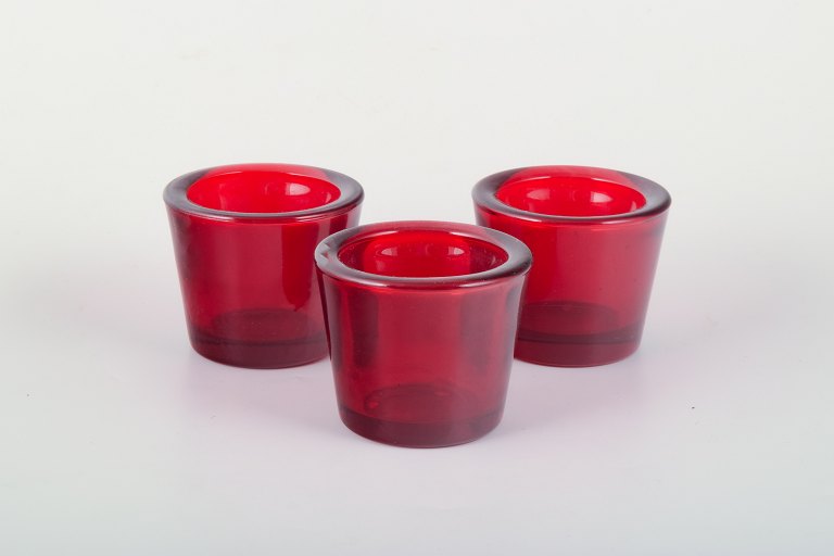 Skandinavisk designer
Tre stager til fyrfadslys i rødt glas.