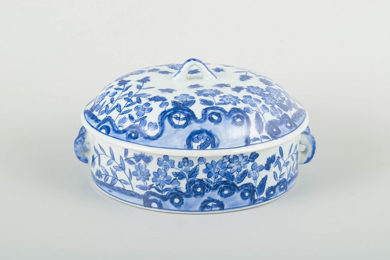 Kinesisk terrin med låg, blå og hvid porcelæn.
