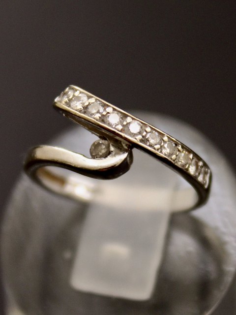 14 carat white gold ring size 48 with several diamonds