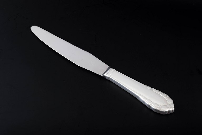 Georg Jensen
Middagskniv i mønsteret "Liljekonval" (Lily of the Valley).