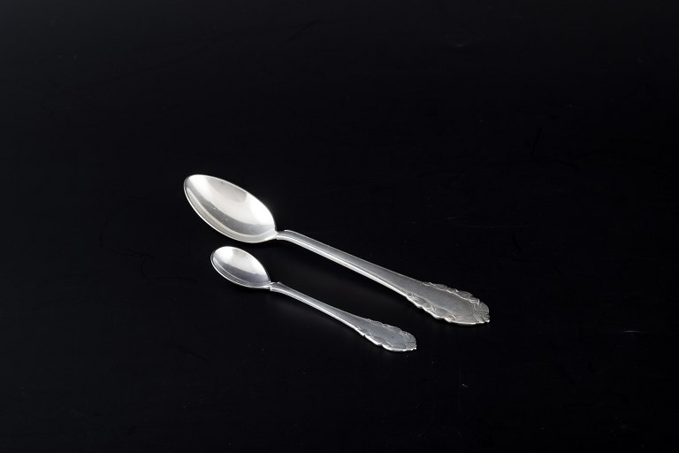 Georg Jensen
Saltske og theske i mønsteret "Liljekonval".