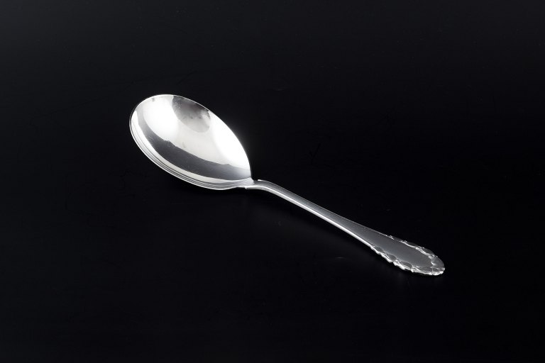 Georg Jensen, Danmark, ca. 1915–1919
Stor serveringsske i mønsteret "Liljekonval".
