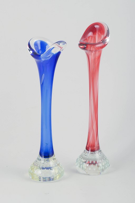 Svensk glaskunstner
To vaser i farvet og klart glas.