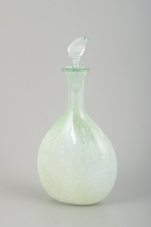 Dansk samtidsglaskunstner. Karaffel med prop. 1990.