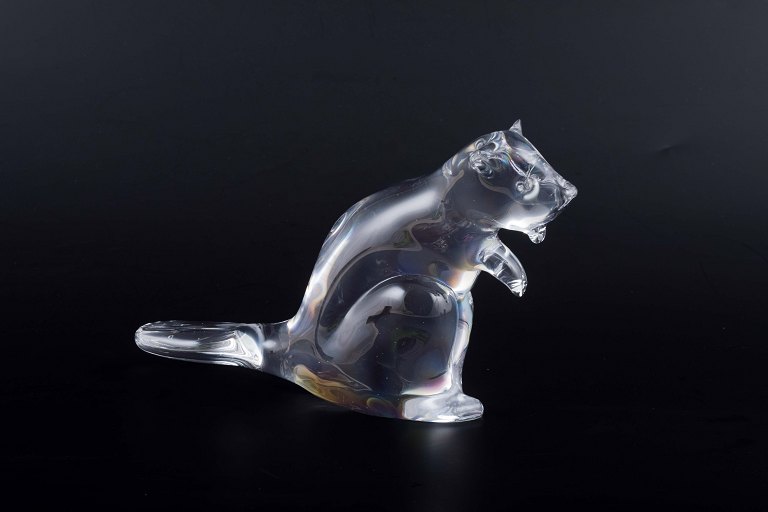 Glasfigur, udformet som en odder, udført i klart glas med smukke lysbrydninger. 
Figuren er signeret under bunden: FH, Ronneby Sweden.