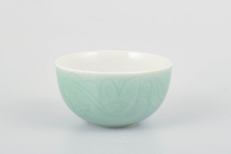 Nils Thorsson, Royal Copenhagen
Lille skål i celadon glasur med reliefdekoration af stiliserede blade.