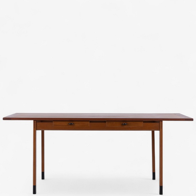 Arne Poulsen / Vilhelm Wohlert
Sjældent skrivebord i mahogni med to skuffer og sko. Formgivet i 1958.
1 stk. på lager
