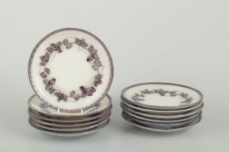 Gefle Tallerkener “Mullbär”, 1930’erne
Sæt med 12 runde fajancetallerkener.
