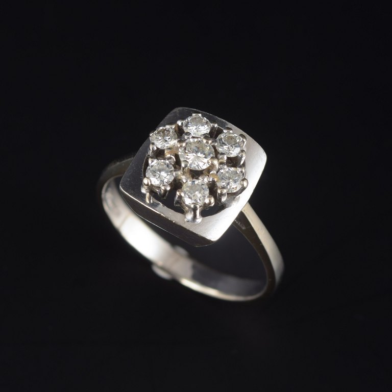 Reerslev, Danmark
14 kt hvidguldsring med brillanter
Ring, str. 59.