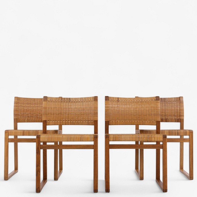 Børge Mogensen / Fredericia Furniture.
BM 61 - Sæt á 4 spisestole i eg og patineret sjeneflet.
1 stk. på lager
