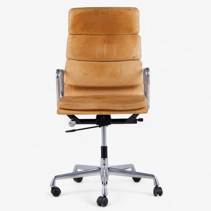 Ray & Charles Eames / Herman Miller.
EA 219 - Højrygget kontorstol i patineret naturlæder på stel af stål. Mærket 
fra producent.
1 stk. på lager
