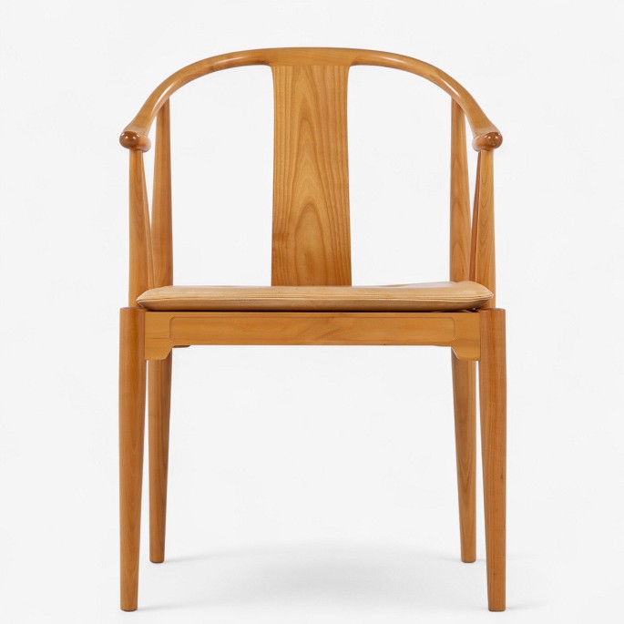 Hans J. Wegner / Fritz Hansen.
FH 4283 - Kinastol i kirsebær med hynde i patineret naturlæder. Mærket fra 
producent.
1 stk. på lager
