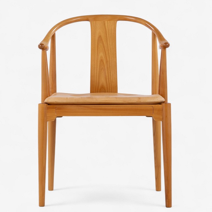 Hans J. Wegner / Fritz Hansen.
FH 4283 - Kinastol i kirsebær med hynde i patineret naturlæder. Mærket fra 
producent.
1 stk. på lager
