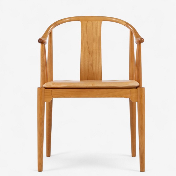 Hans J. Wegner / Fritz Hansen.
FH 4283 - Kinastol i kirsebær med hynde i patineret naturlæder. Mærket fra 
producent.
1 stk. på lager
