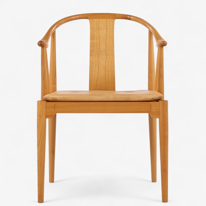 Hans J. Wegner / Fritz Hansen.
FH 4283 - Kinastol i kirsebær med hynde i patineret naturlæder. Mærket fra 
producent.
1 stk. på lager
