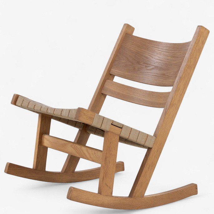 Hans J. Wegner / Getama.
GE 674 - Gyngestol med stel i eg og sæde med patinerede gjorde.
1 stk. på lager
