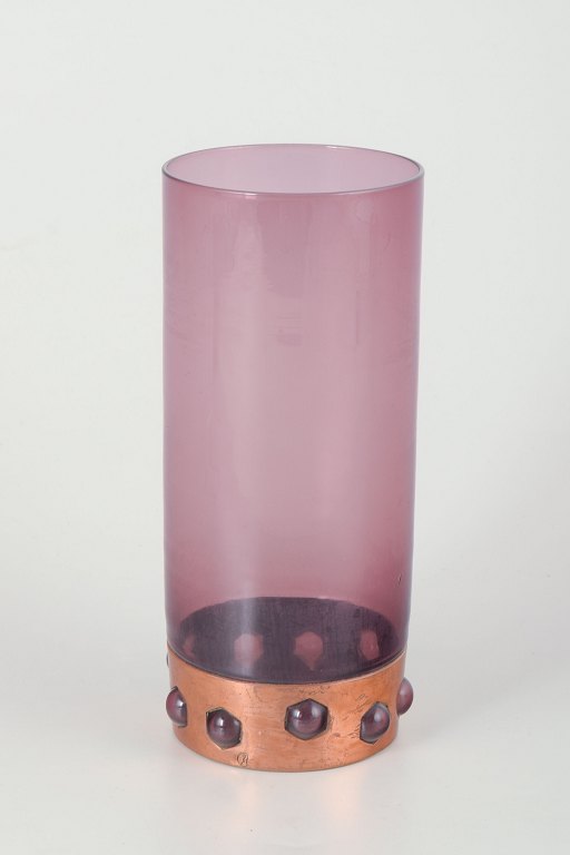 Nanny Still for Raak
Vase i violet glas og kobber. Midten af 1900-tallet.