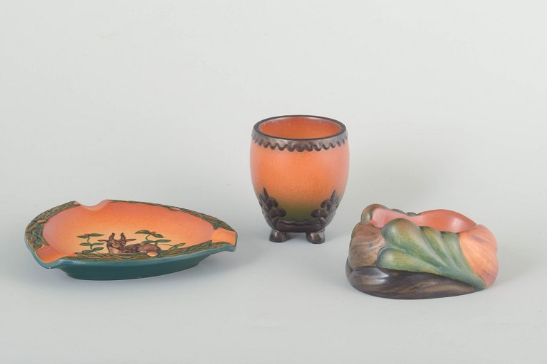 Ipsens Enke
Askebæger, vase og pibeholder. Danmark, ca. 1920’erne–30’erne.