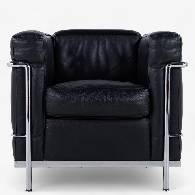 Le Corbusier / Cassina
LC 2 - Lænestol i originalt sort læder med stel i stål. Stemplet fra producent.
1 stk. på lager
