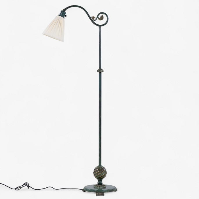 Böhlmarks Lampfabrik
Sculptural floor lamp in patinated bronze with height adjustment and white 
fabric shade. From 1930.
1 pc. in stock
