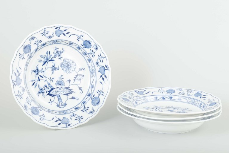 Meissen
4 dybe tallerkener, “Løgmønstret”, midten af 1900-tallet.