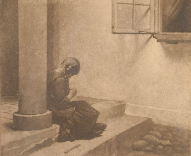 Peter Ilsted (1861–1933)
“Pige ved søjle”.
Mezzotinte.
