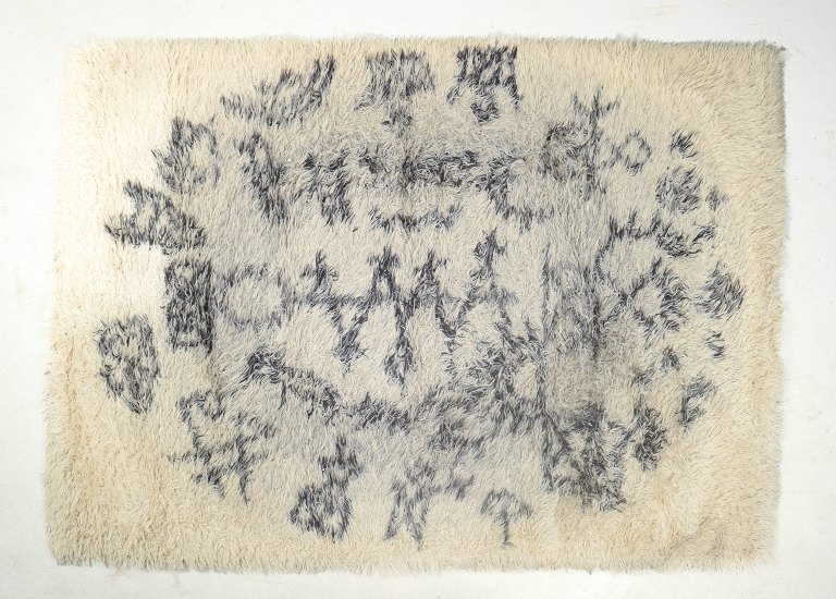 Clara Salander (1922-2025)
“Vikingstad”, rya-tæppe, 1960/70’erne.