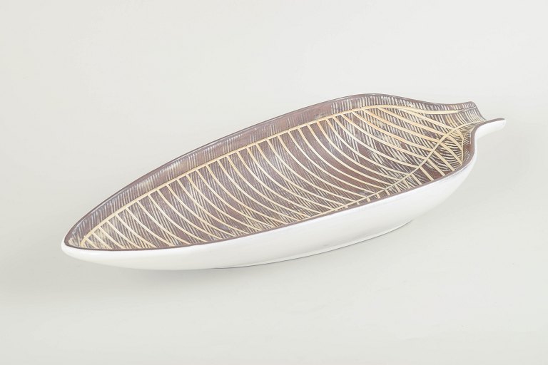 Mari Simmulson for Upsala Ekeby
Large dish (model 4272), 1960s.