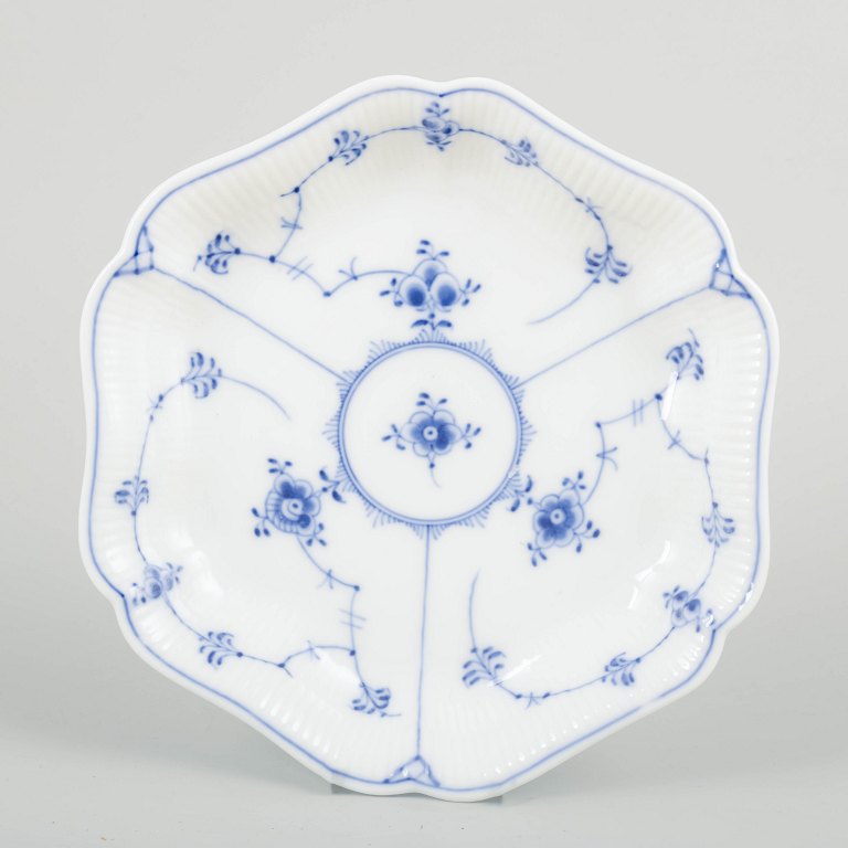 Royal Copenhagenmusselmalet riflet, model 1/2195.Fad, 1920’erne.