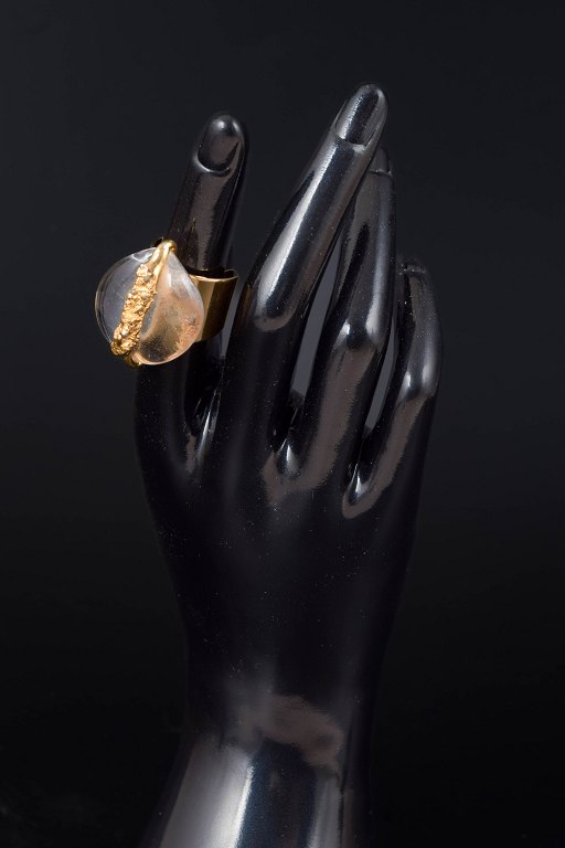 Jacob Hull, Danmark
Designer-ring i sølv med glassten, str. 57–61 (justerbar)