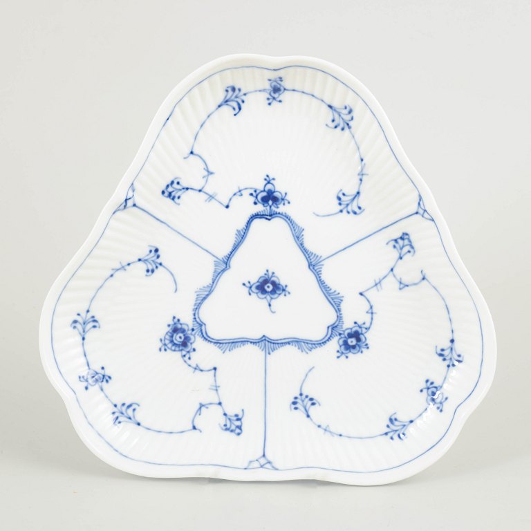 Royal Copenhagen Musselmalet Riflet trekantet fad, 1965.