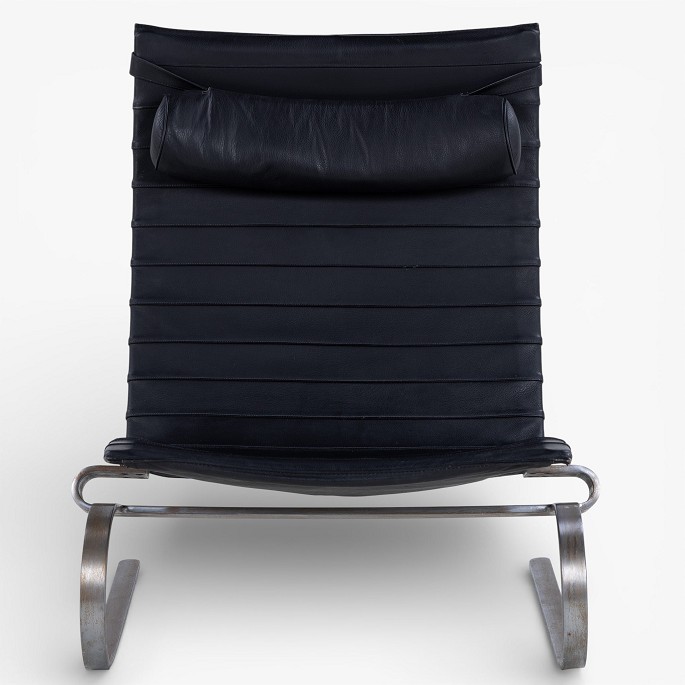 Poul Kjærholm / E. Kold ChristensenPK 20 - Lænestol i originalt sort læder med nakkehynde og stel af fjederstål. Formgivet i 1968.1 stk. på lager