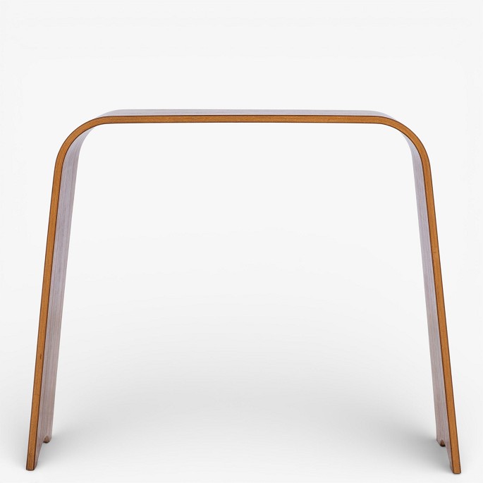 Hans Ludvigsen / Fritz Hansen.Model 4515 - Taburet/sidebord i formbøjet teak. Formgivet i 1958. Brændemærket fra producent.1 stk. på lager