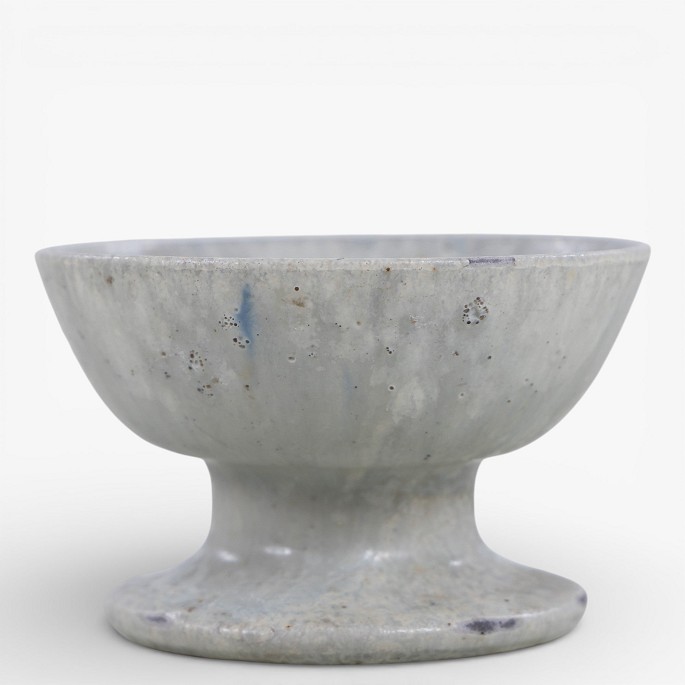 Arne Bang.AB 406 - Lav lysestage i stentøj med lys glasur. Signeret.1 stk. på lager