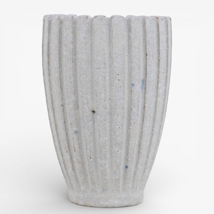 Arne Bang.Lille, riflet vase i stentøj med hvid glasur. Signeret.1 stk. på lager