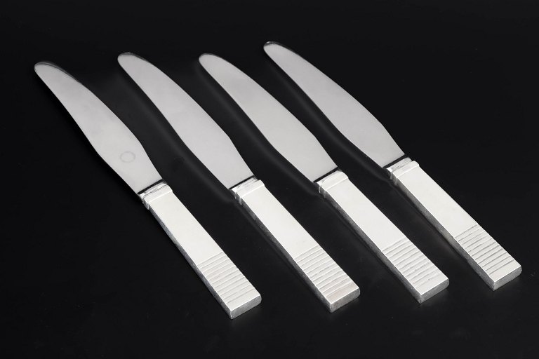 Georg Jensen, set of four Parellel lunch knives.
