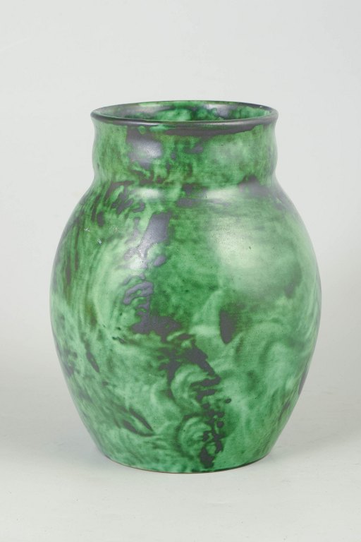 Nittsjö, vase i marmoreret grøn glasur.