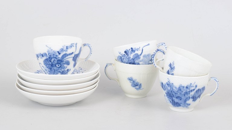 Royal Copenhagen Blå Blomst Svejset, sæt af fem kaffekopper med matchende underkopper model 10/1549.