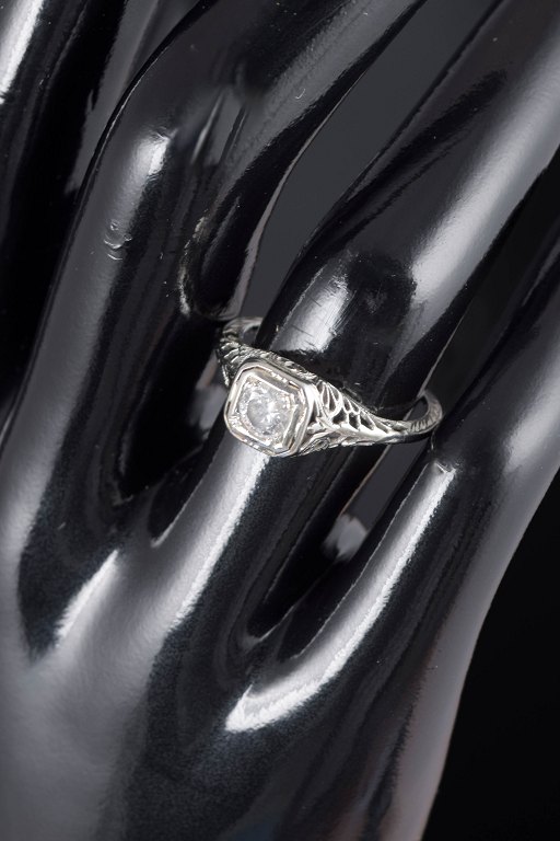 8 karat hvidguldsring med diamant.