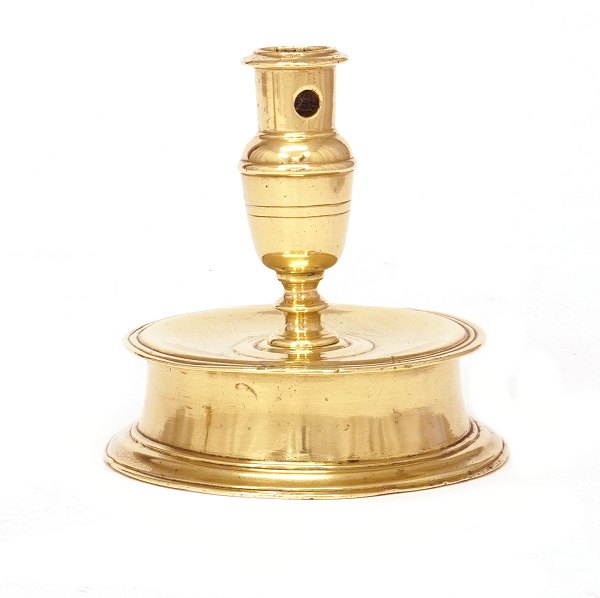 Tidlig hollandsk 1600-tals stage udført i messing. H: 13,3cm. D fod: 13,5cm