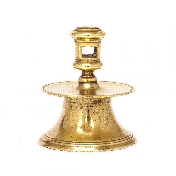 Lille tidlig hollandsk 1600-tals stage udført i messing. H: 9,5cm. D fod: 8,2cm