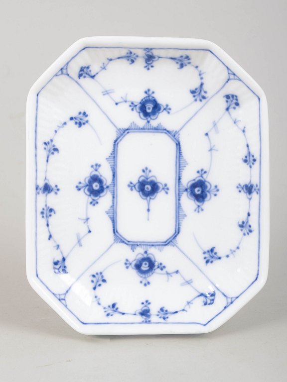 Royal Copenhagen Musselmalet Riflet, ottekantet fad.