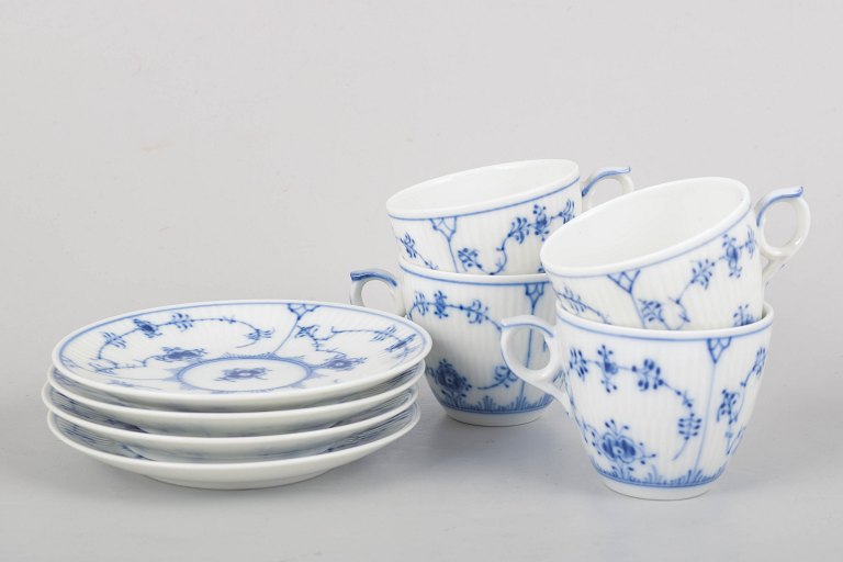 Royal Copenhagen Musselmalet Riflet, sæt med fire kaffekopper med underkopper.