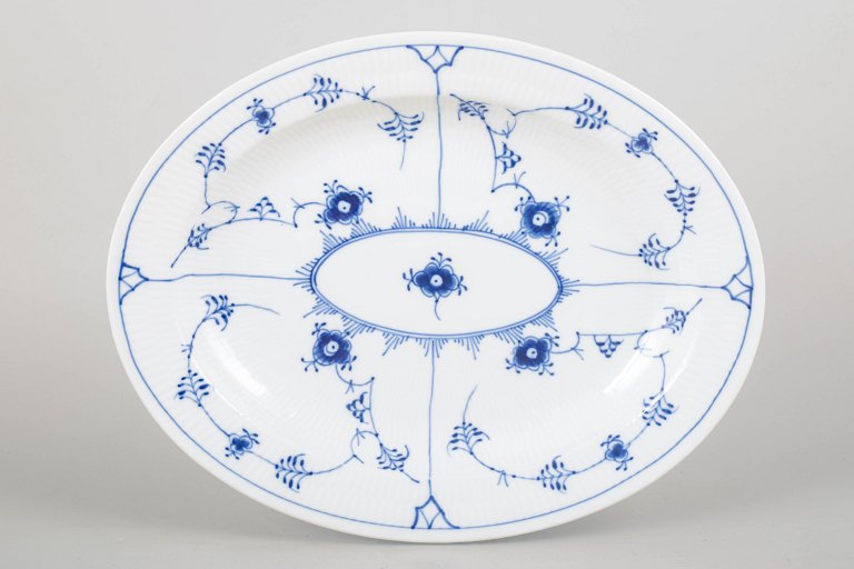Royal Copenhagen Musselmalet Riflet, stort ovalt serveringsfad.