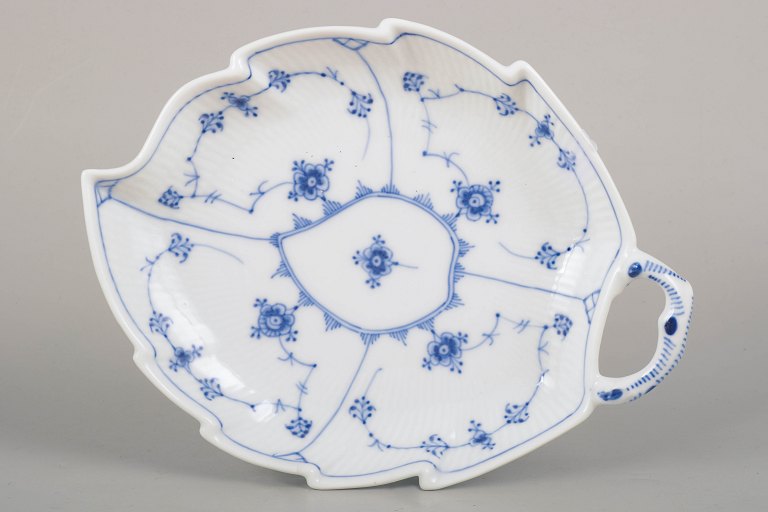 Royal Copenhagen Musselmalet Riflet, stort fad med hank.