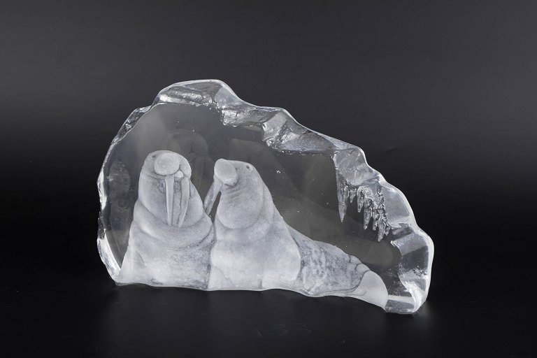 Mats Jonasson for Kosta Boda, hvalrosskulptur i kunstglas.