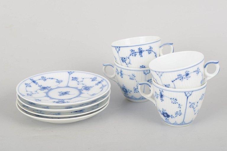 Royal Copenhagen Musselmalet Riflet, sæt med fire kaffekopper med underkopper.