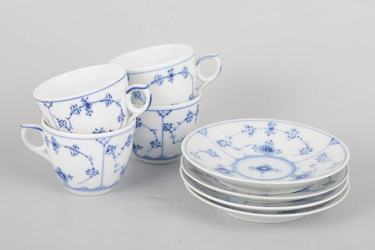 Royal Copenhagen Musselmalet Riflet, sæt med fire kaffekopper med underkopper.