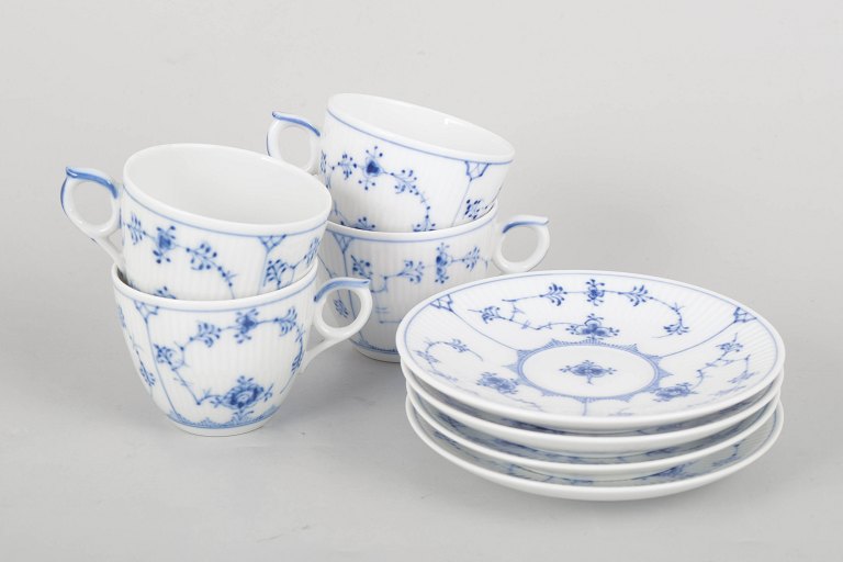 Royal Copenhagen Musselmalet Riflet, sæt med fire kaffekopper med underkopper.